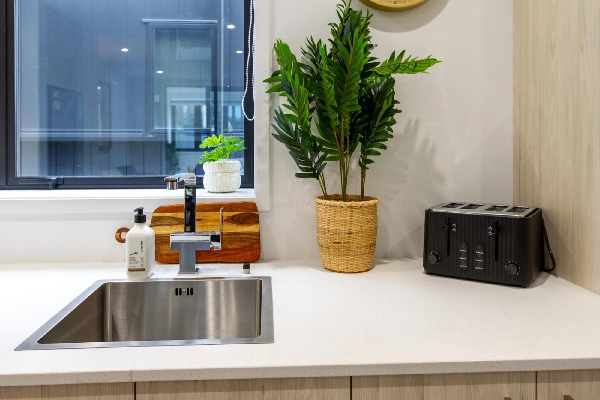 Modern City Lifestyle: 2 Bedroom 1 Bath Christchurch Dış mekan fotoğraf
